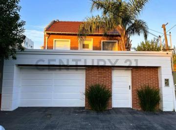 Casa · 180m² · 4 Ambientes · 2 Cocheras · Casa de 4 Ambientes en Venta Ramos Mejia con Pileta y Cochera