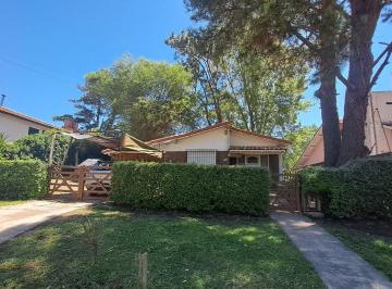 Casa · 80m² · 3 Ambientes · 1 Cochera · Casa en Venta - 2 Dorm. 1 Baño - 688 m² - Villa Gesell