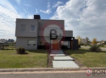 Casa · 180m² · 4 Ambientes · 4 Cocheras · Barrio Santa Ines! Excelente Oportunidad! Oferta Ya!
