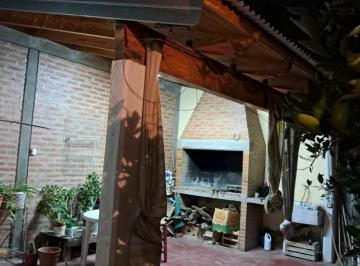 Casa · 135m² · 5 Ambientes · 1 Cochera · Casa 3 Dorm. con Cochera y Quincho - Barrio Smata