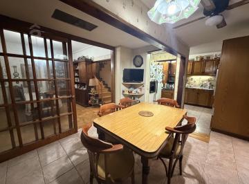 Casa · 243m² · 3 Ambientes · 1 Cochera · Casa en Venta en San Andrés - Tres Ambientes - Próxima a Estación de Trenes.