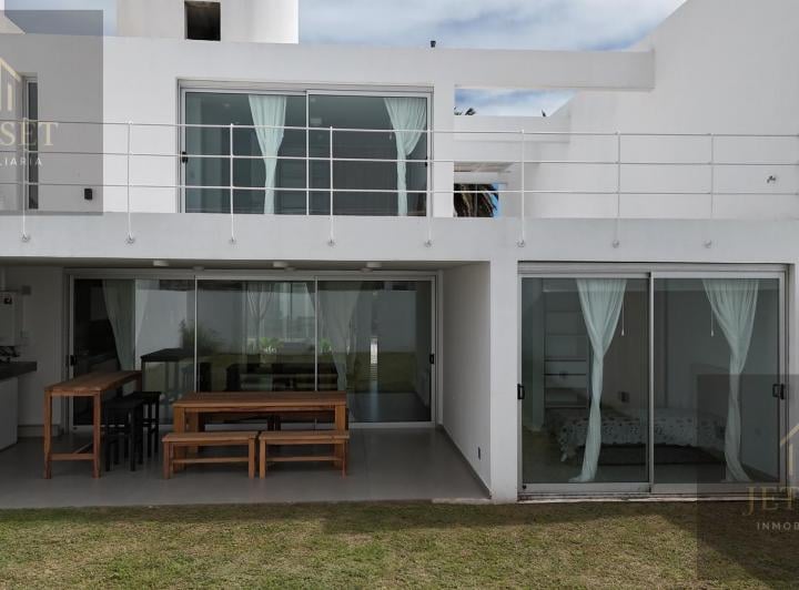 Casa · 200m² · 6 Ambientes · 2 Cocheras