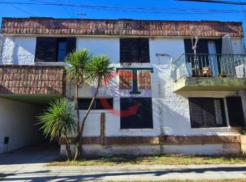 Casa · 140m² · 5 Ambientes · 1 Cochera · Casa en Venta en Lote Propio con Jardín y Garage en Martínez