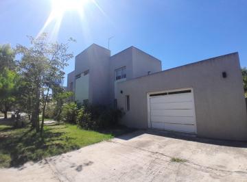 Casa · 175m² · 4 Ambientes · 4 Cocheras · Casa en Venta a La Laguna en Cantón - Norte