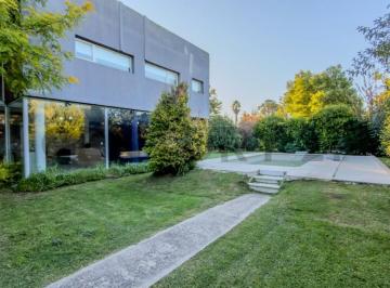 Casa · 240m² · 5 Ambientes · 1 Cochera · Venta de Casa 5 Ambientes con Pileta, La Armonia, Mar Chiquita.