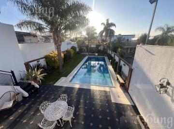 Casa · 180m² · 5 Ambientes · 3 Cocheras · Casa en Bernal Oeste