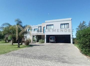 Casa · 240m² · 5 Ambientes · 1 Cochera · Casa en Venta en San Matias, Escobar, G. B. a. Zona Norte
