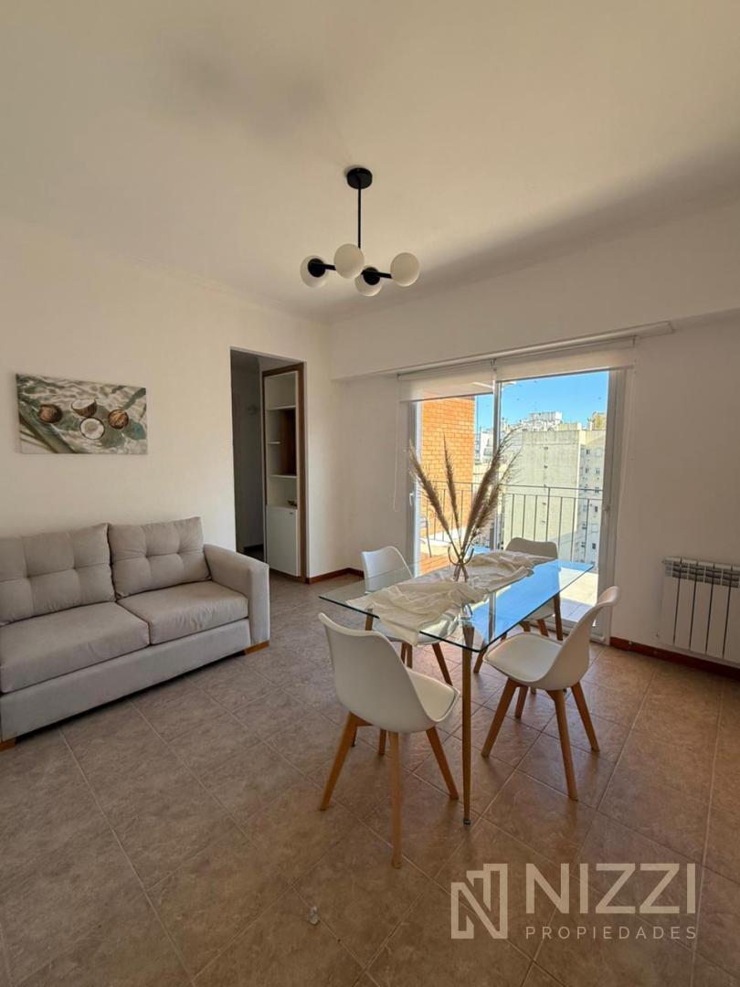 Cómodo living comedor con balcón terraza a la calle