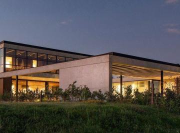 Casa · 400m² · 6 Ambientes · Venta de Casa de Categoría y Diseño en Costas