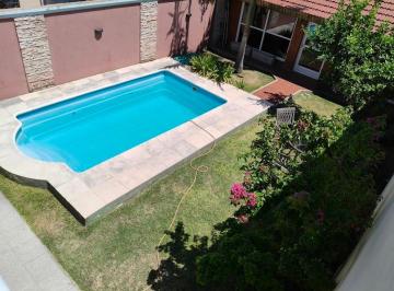 Casa de 4 ambientes, General San Martín · Chalet de 4 Ambientes C/ Jardin, Quincho y Pileta