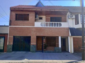 Casa de 4 ambientes, General San Martín · Chalet de 4 Ambientes C/ Jardin, Quincho y Pileta