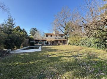 Casa · 238m² · 4 Ambientes · 2 Cocheras · Chalet de 4 Ambientes en Venta en Parque Leloir