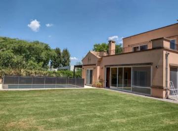 Casa · 350m² · 10 Ambientes · 1 Cochera · Casa en Venta - 6 Dorm. 5 Baños - Malvinas Argentinas