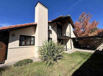 Casa · 392m² · 4 Dormitorios · 2 Cocheras · Casa en Venta en Pasaje de La Bodega