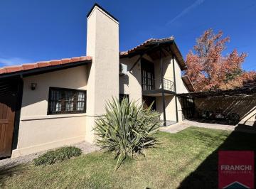 Casa · 392m² · 4 Dormitorios · 2 Cocheras · Casa en Venta en Pasaje de La Bodega