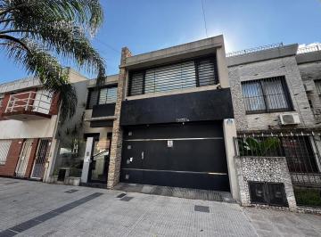 Casa · 180m² · 4 Ambientes · 2 Cocheras · Moderna Casa 4 Ambientes con Parque