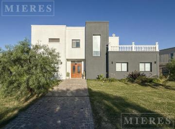 Casa · 237m² · 6 Ambientes · 2 Cocheras · Casa en Venta en San Sebastián Área 8 a La Laguna