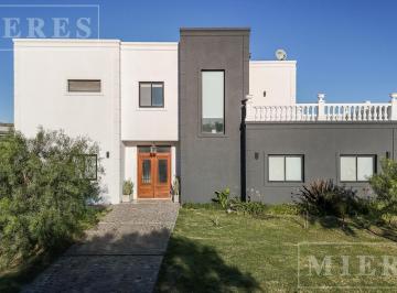 Casa · 237m² · 6 Ambientes · 2 Cocheras · Casa en Venta en San Sebastián Área 8 a La Laguna