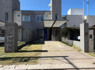 Casa · 103m² · 5 Ambientes · 1 Cochera · Venta Dúplex 3 Dorm., Patio con Asador – La Paya 1