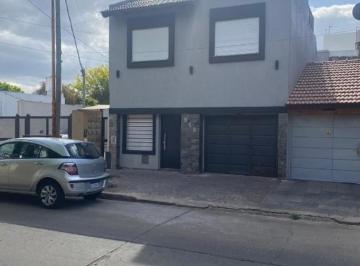 Casa · 130m² · 4 Ambientes · 1 Cochera · Chalet en Venta en Ramos Mejia Sur