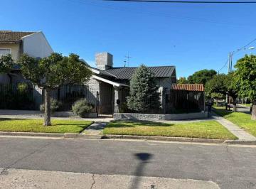 Casa · 200m² · 5 Ambientes · 1 Cochera · Casa en Venta en Lomas del Mirador