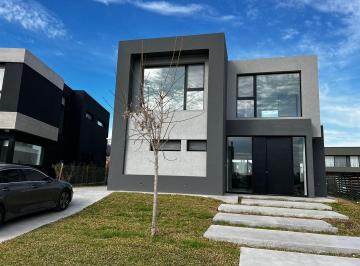 Casa · 259m² · 5 Ambientes · 1 Cochera · Casa en Venta en Carpinchos, Nordelta