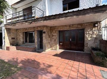 PH · 210m² · 4 Ambientes · PH en Venta 5 Amb con Cochera y Patio en Parque Luro