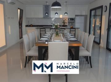 Casa · 330m² · 5 Ambientes · 2 Cocheras · Casa en Estancia Villa Maria