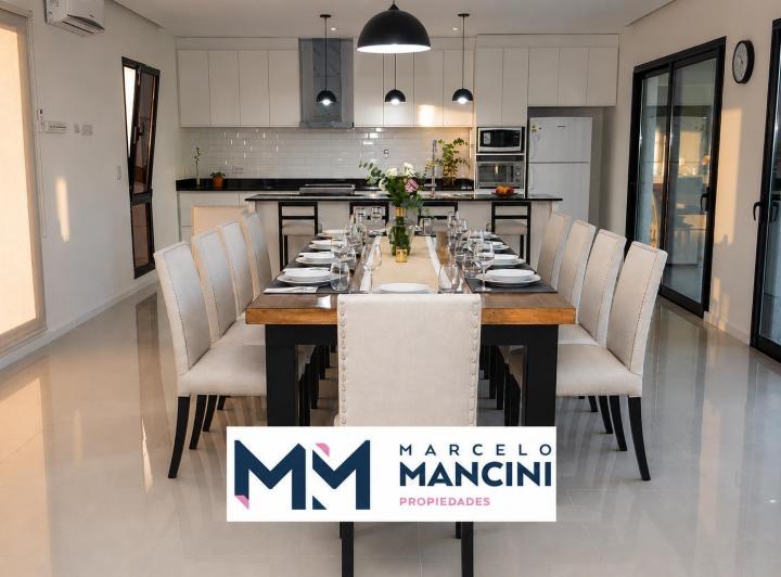 Casa · 330m² · 5 Ambientes · 2 Cocheras