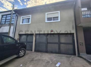 Casa · 130m² · 2 Dormitorios · 3 Cocheras · Casa en Alquiler en Hernandez 2 Dorm.