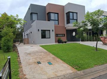 Casa · 225m² · 6 Ambientes · 3 Cocheras · “descubrí Tu Casa Lista en Castaños”