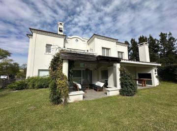 Casa · 280m² · 9 Ambientes · 2 Cocheras · Casa en Venta en Laguna del Sol, General Pacheco, Tigre