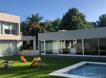 Casa · 480m² · 5 Ambientes · 4 Cocheras · Casa en Venta - 4 Dorm. 5 Baños - Temperley
