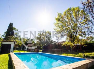 Casa · 184m² · 4 Ambientes · 3 Cocheras · Venta Casa Tres Dorm., Pileta, Quincho, Terreno 1600 m², Funes, Santa Fe.