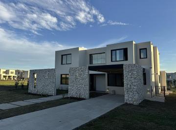 Casa · 254m² · 7 Ambientes · 2 Cocheras · Casa en Venta en Barrio El Tilbury, Pilará - 7 Ambientes