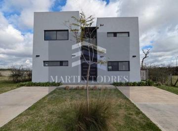 Casa · 243m² · 6 Ambientes · 5 Cocheras · Casa en Alquiler con Pileta en Acacias, Puertos, Escobar