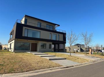 Casa · 366m² · 7 Ambientes · Casa en Venta - 5 Dorm. 4 Baños - 805 m² - Escobar