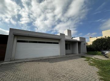 Casa · 254m² · 5 Ambientes · 2 Cocheras · Casa de 3 Dorm. en Venta en Los Cerezos - Valle Escondido