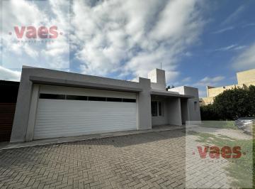 Casa · 254m² · 5 Ambientes · 2 Cocheras · Venta - Casa de 3 Dorm. en Venta en Los Cerezos, Valle Escondido