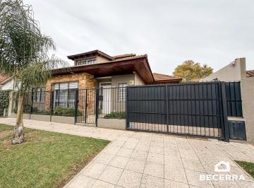 Casa · 208m² · 6 Ambientes · 1 Cochera · Casa en Venta en Barrio Inglés - Hurlingham