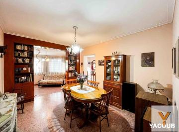 Casa · 260m² · 7 Ambientes · 1 Cochera · Casa en Venta - 3 Dorm. 3 Baños - Cocheras - 334,6 m² - La Plata