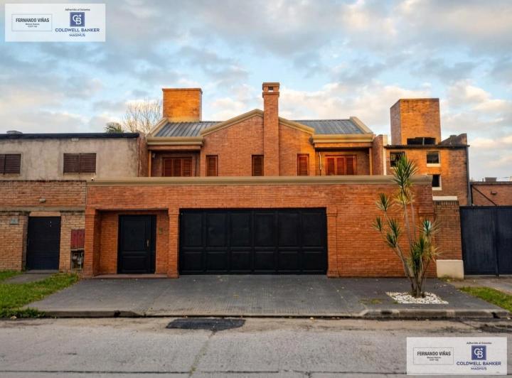 Casa · 242m² · 7 Ambientes · 3 Cocheras