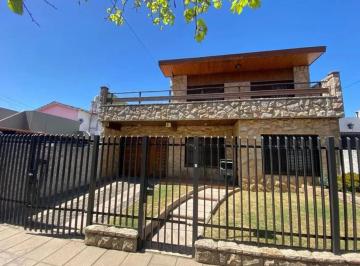FRENTE · Muy Buen Chalet en un Hermoso Barrio.