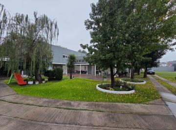 Casa · 610m² · 5 Ambientes · 3 Cocheras · En Venta | Importante Propiedad de 2 Plantas Emplazada en 4800 m² de Terreno con 2 Galpones Comercial