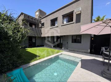 Casa · 210m² · 3 Dormitorios · 1 Cochera · Venta Casa de Categoría en Rincón de Arizu, Bombal Sur. Mendoza