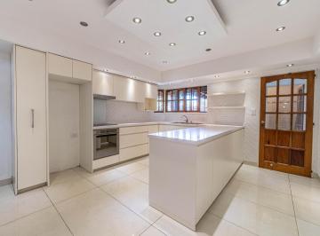 Casa · 196m² · 4 Ambientes · 2 Cocheras · Casa en Venta en Villa Luzuriaga con Pileta y Quincho
