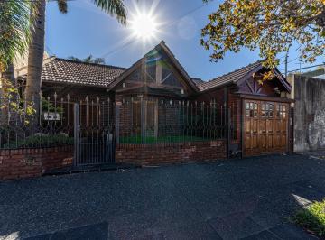 Casa · 196m² · 4 Ambientes · 2 Cocheras · Casa en Venta en Villa Luzuriaga con Pileta y Quincho