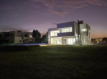 Casa · 270m² · 5 Ambientes · 2 Cocheras · Casa en Venta - 3 Dorm. 5 Baños - Cocheras - 1500 m² - Canning