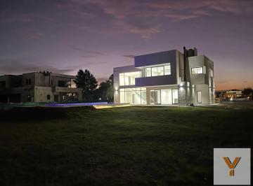 Casa · 270m² · 5 Ambientes · 2 Cocheras · Casa en Venta - 3 Dorm. 5 Baños - Cocheras - 1500 m² - Canning