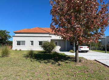 Casa · 250m² · 5 Ambientes · 4 Cocheras · Casa Venta 5 Ambientes con Parrilla Amplio Jardín Pileta Pilará Pilar